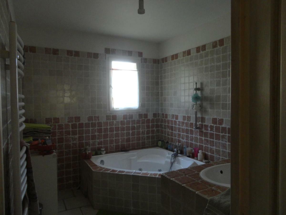 Deux Chambres Chez L'Habitant Dans Villa De Charme Avec Piscine Et Proche Mer Cuers Luaran gambar