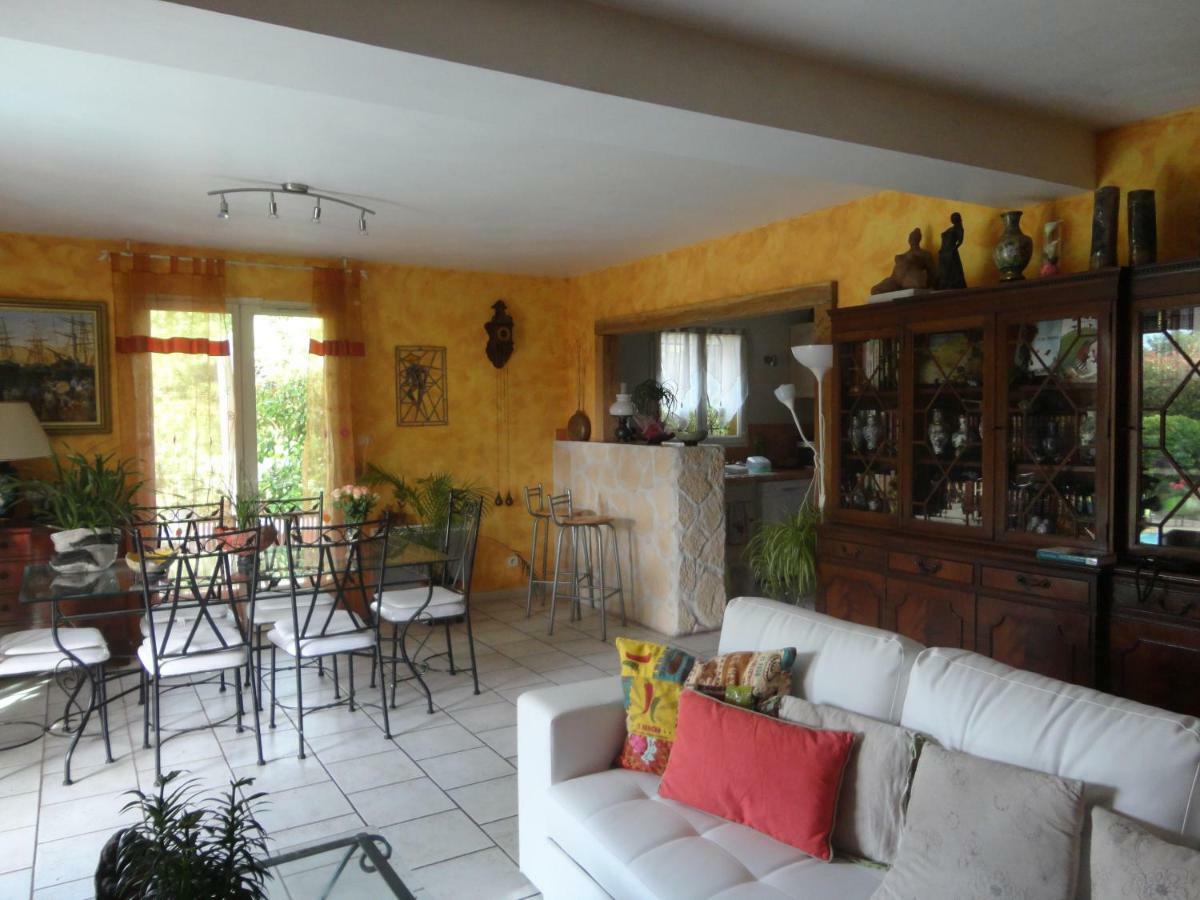 Deux Chambres Chez L'Habitant Dans Villa De Charme Avec Piscine Et Proche Mer Cuers Luaran gambar